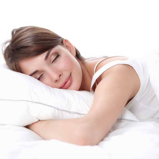 Schlafende Frau auf Bettwäsche